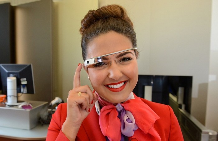 Сотрудница авиакомпании Virgin Atlantic в умных очках Google Glass
