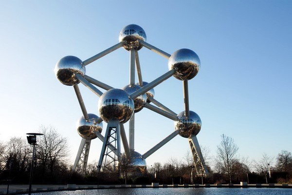 Скульптура Атомиум в Брюсселе. Источник фото: picture-newsletter.com