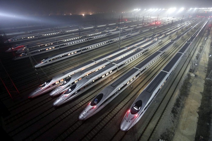 Китайские скоростные поезда на вокзале