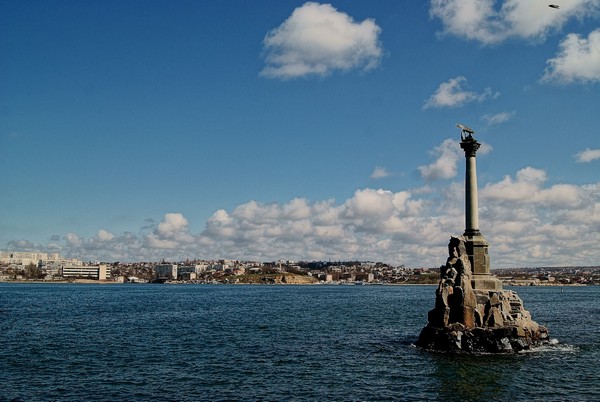 Памятник затопленным кораблям в Севастополе. Источник фото: sevastopol-foto.blogspot.com