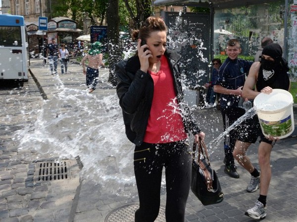 Поливальный понедельник во Львове. Источник фото: AFP