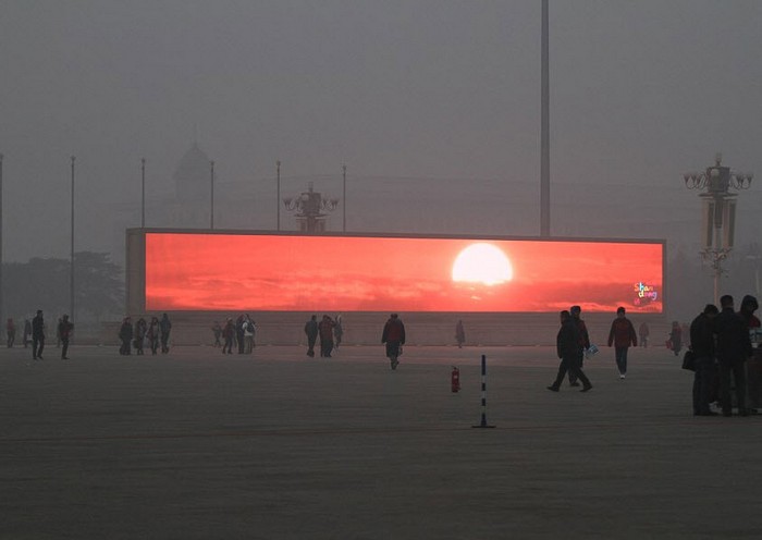Artificial Sunrise - искусственное Солнце на задымленных улицах Пекина