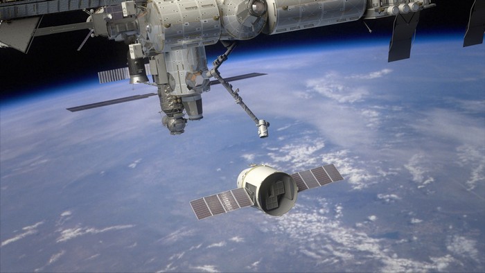 Частный космический челнок Dragon SpaceX стыкуется с МКС