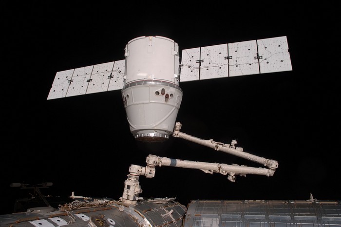 Частный космический челнок Dragon SpaceX стыкуется с МКС