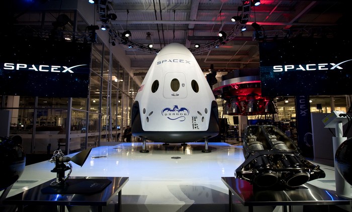 Частный космический челнок Dragon V2 SpaceX