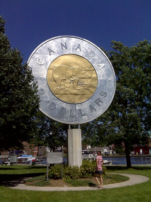 Giant – гигантская монета в два канадских доллара