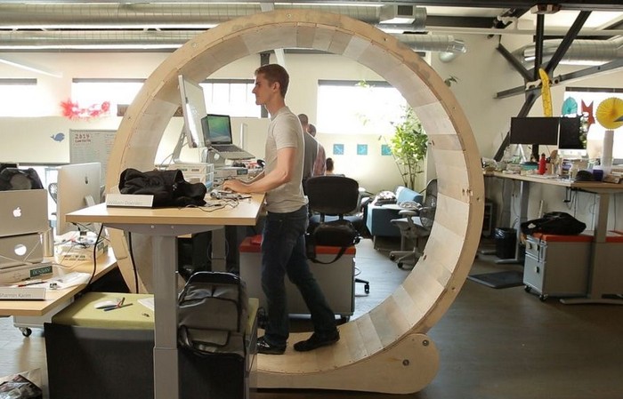 Hamster Wheel Standing Desk – хомячье колесо для офисного помещения