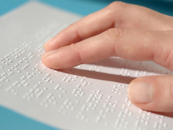 Шрифт Брайля позволяет миллионам слепых людей читать книги