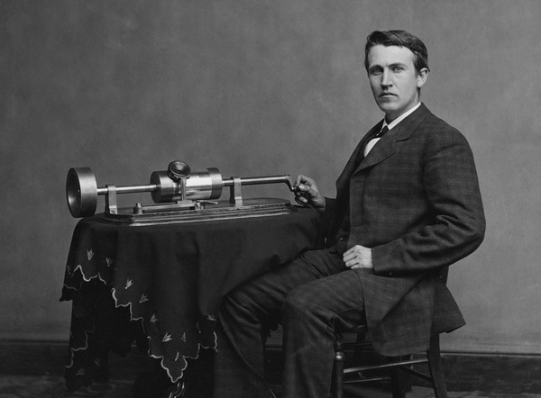 Молодой Томас Эдисон с прототипом фонографа