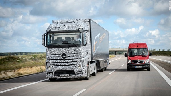 Mercedes-Benz Future Truck 2025 – беспилотный грузовик из скорого будущего