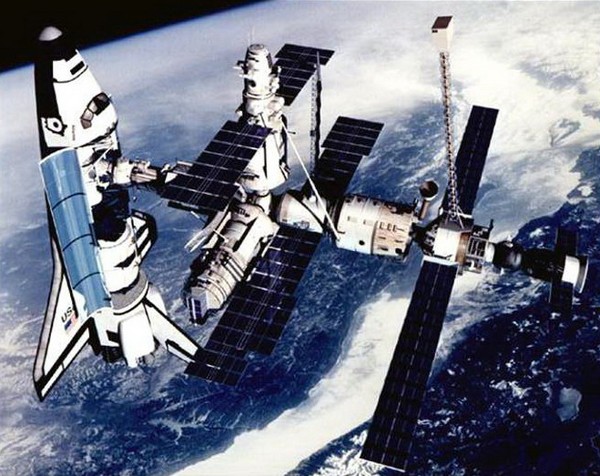 Орбитальная станция Мир и состыкованный с ней американский шаттл. Источник фото: manonmoon.ru