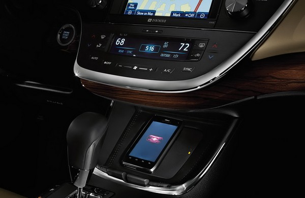 Беспроводная зарядка мобильных устройств. Источник фото: automotivetimes.com