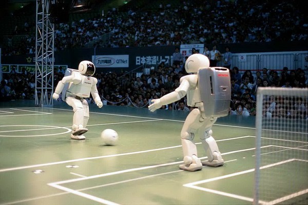 Honda ASIMO – первый настоящий робот-футболист