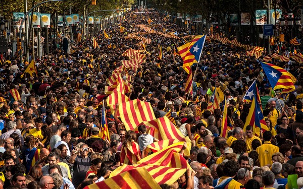 Митинг в Барселоне в поддержку независимости Каталонии. Источник фото: america.aljazeera.com