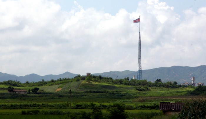 Гигантский флаг КНДР на территории деревни-призрака Киджондон