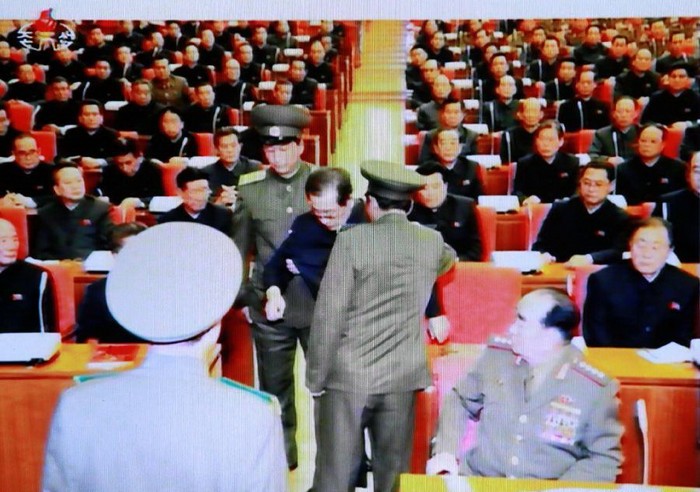 Арест Чан Сон Тхэка в прямом эфире центрального телевидения КНДР