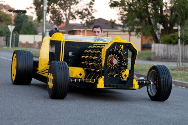 Автомобиль из конструктора LEGO
