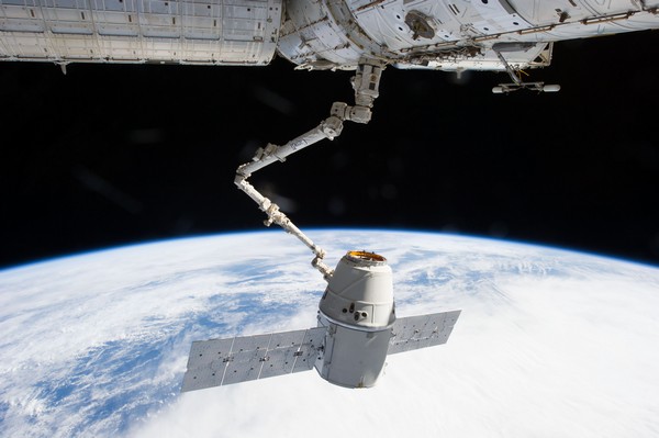 Грузовой космический челнок Dragon от SpaceX, состыкованный с Международной космической станцией