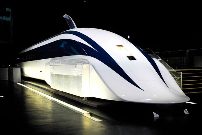 Японский поезд маглев, который разогнался до скорости 500 км/ч
