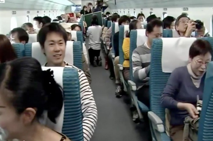 Японский поезд маглев, который разогнался до скорости 500 км/ч