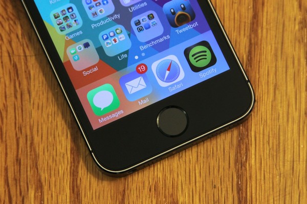 Сканер отпечатков пальцев на iPhone 5S. Источник фото: tech-touch.ru