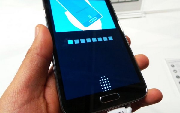 Сканер отпечатков пальцев на Samsung Galaxy S5. Источник фото: galaxys-5.ru