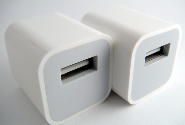 Зарядное устройство для девайсов от Apple. Источник фото: iphonehacks.com