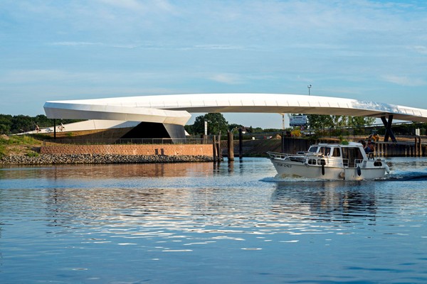 Olhafen Bridge – закрученный мост через реку Майн. Источник фото: Schneider+Schumacher