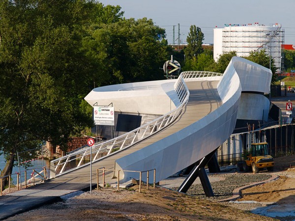 Olhafen Bridge – закрученный мост через реку Майн. Источник фото: Schneider+Schumacher