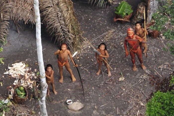 Первые фотографии неконтактного племени в Амазонии
