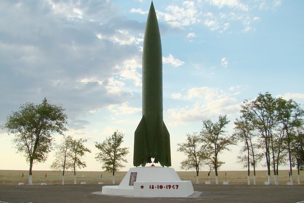 Памятник ракете Р-1 в Знаменске. Источник фото: ahtubinskpilot.ru