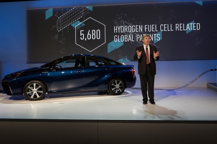 Toyota Mirai – первый в мире серийный водородный автомобиль