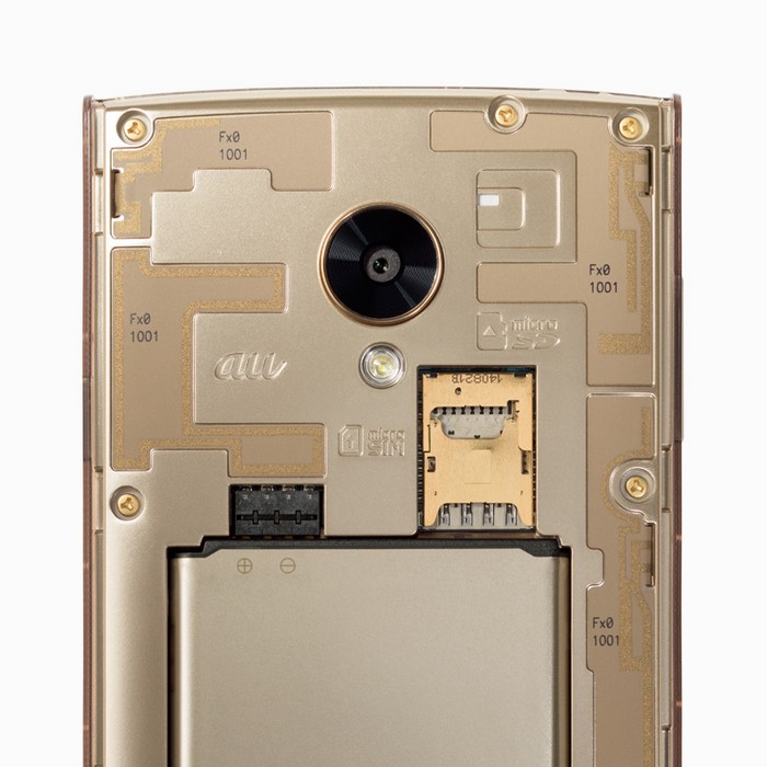 au KDDI Fx0 – прозрачный смартфон для любителей техники и технологий