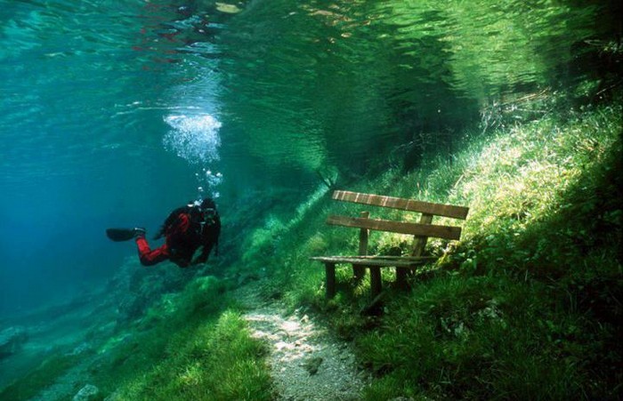 Подводный парк на дне озера Грюнер-Зе в Австрии