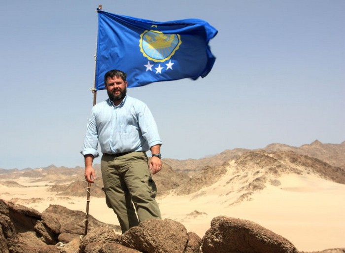 Иеремия Хитон водружает флаг над Северным Суданом