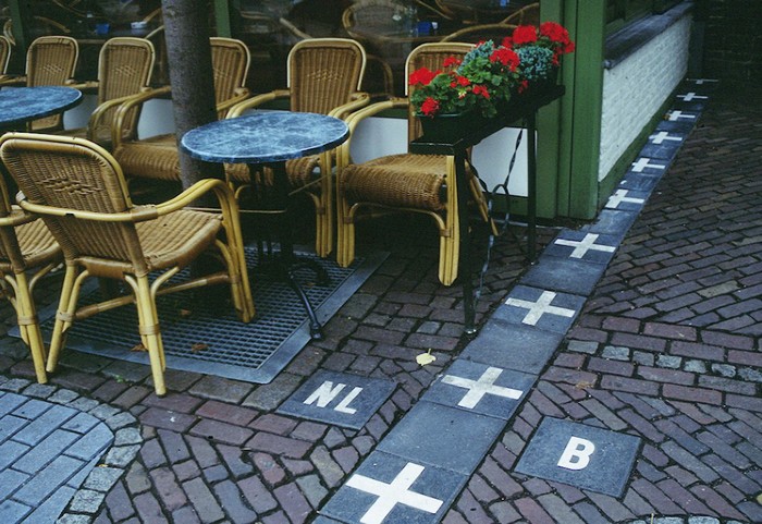 Граница в городе Баарле на границе Бельгии и Нидерландов