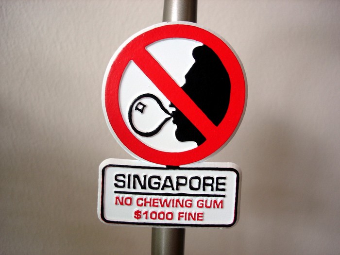 Запрещающий жевательную резинку знак на улицах Сингапура