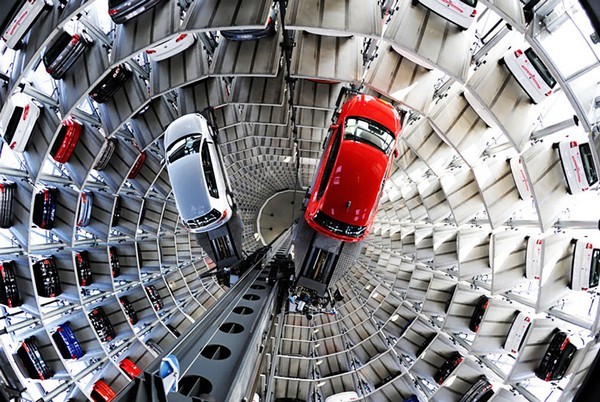 Лифт для машин в технопарке Volkswagen. Источник фото: pinterest.com