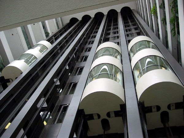 Двухэтажный лифт. Источник фото: Википедия