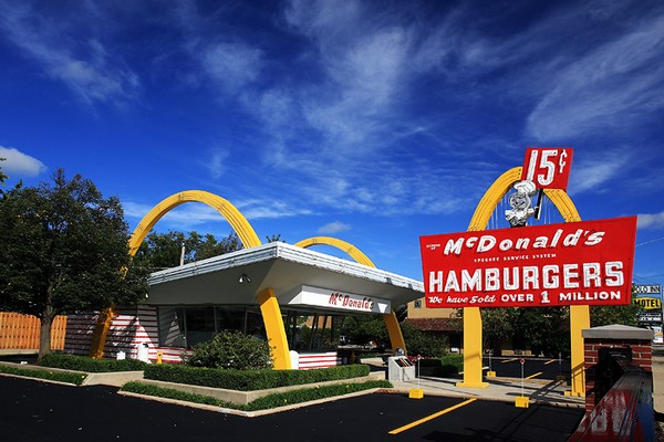 Первый сетевой ресторан McDonald's. Источник фото: panoramio