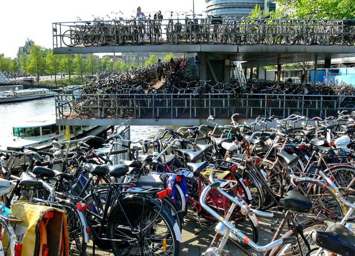 Fietsflat – многоуровневый велопаркинг на железнодорожном вокзале Амстердама