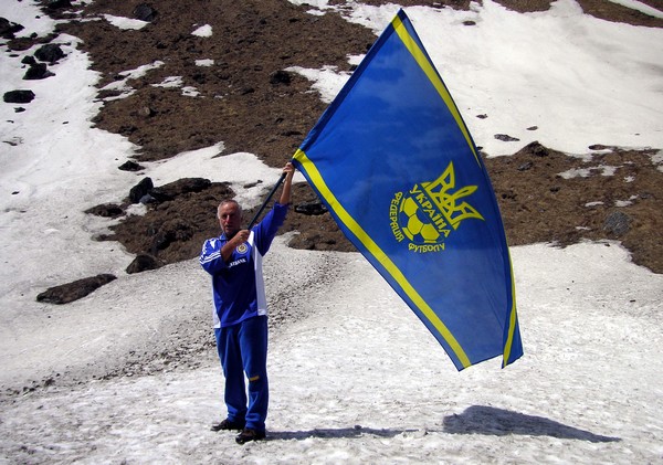 Валентин Щербачов в Гималаях с флагом Федерации футбола Украины