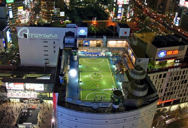 Футбольное поле на крыше небоскреба в Токио