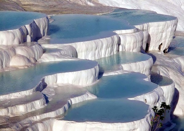 Природные бассейны горы Памуккале. Источник фото: imgur.com