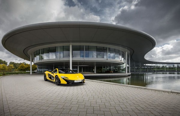 Футуристическая фабрика компании McLaren
