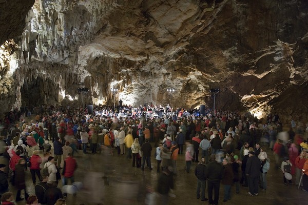 Концертный грот в пещере Постойнска-Яма в Словении