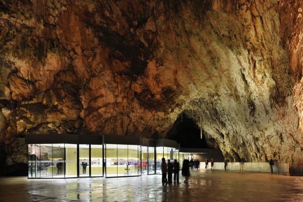 Музей и магазин в пещере Постойнска-Яма в Словении