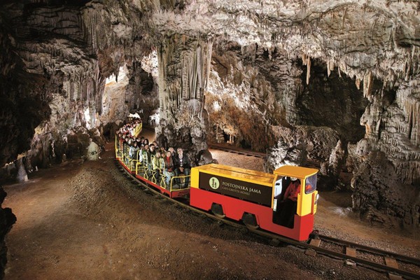 Железная дорога в пещере Постойнска-Яма в Словении