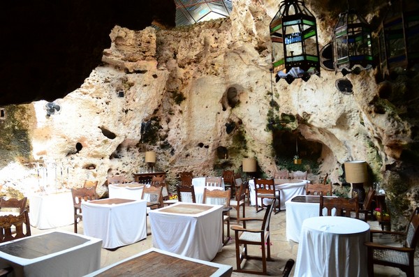 Пещерный ресторан Ali Barbour Cave Restaurant в Кении