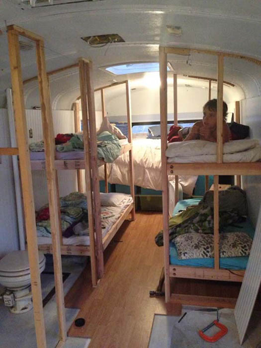 Детская спальня в доме из школьного автобуса.